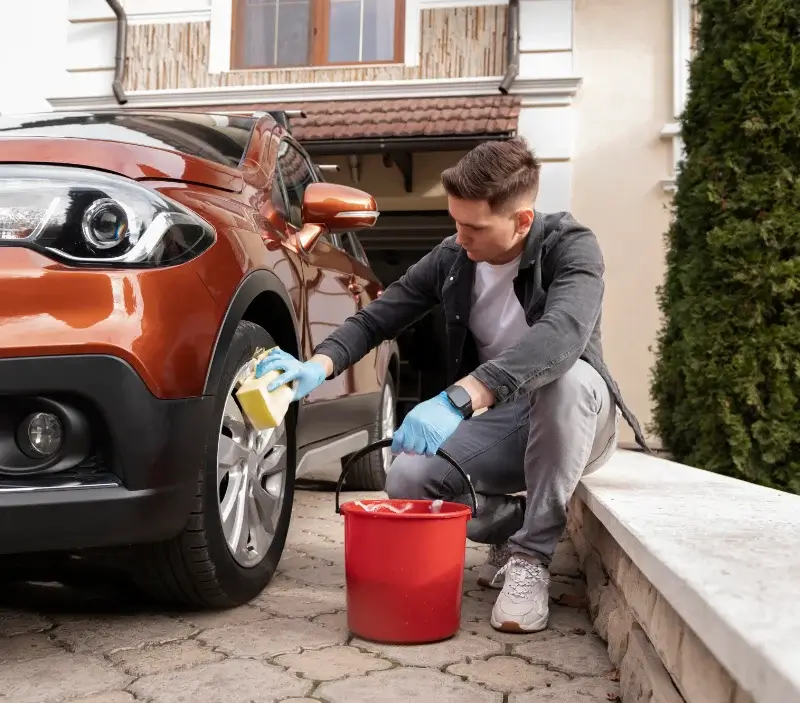 Lavage auto à domicile Corcoué-sur-Logne : professionnel intervenant sur un véhicule